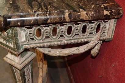 null 151- Paire de consoles en bois laqué gris à décor d'urnes

Dessus de marbre

Style...