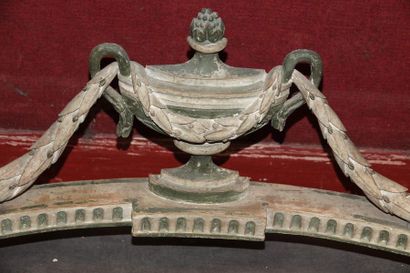 null 151- Paire de consoles en bois laqué gris à décor d'urnes

Dessus de marbre

Style...