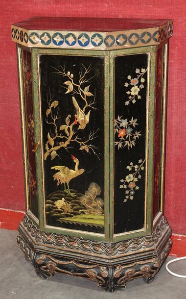 null 153- Lacquered wooden single door cabinet

Far Eastern Style

89 x 50 x 25 ...