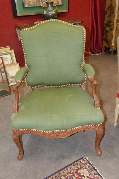 null 158- Deux fauteuils ''à la Reine'' en bois sculpté

Epoque Régence

(restaurations)

H...