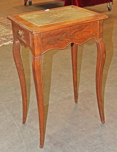null 162- Lounge table 

Leather upper

Louis XV style