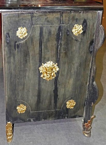 null 163- Blackened wood and ebony veneer ''Mazarine'' chest of drawers

It opens...