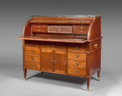null 166- Double sided mahogany cylinder and mahogany veneer desk

Marble top, openwork...