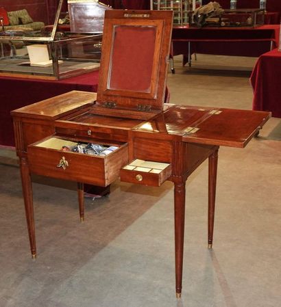 null 170- Mahogany and mahogany veneer dressing table

Louis XVI period

(Accidents...