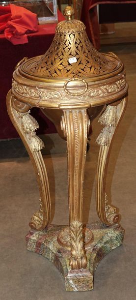null 171- Athénienne en bois sculpté et laiton doré

Style Louis XVI

Socle en bois...