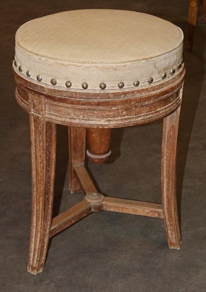 null 173- Moulded wooden piano stool

H: 54 to 60 cm