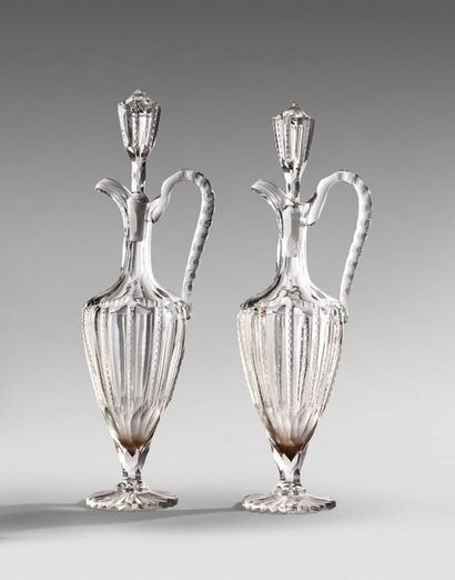 null 181- Pair of glass ewers

(shocks at base)

H: 40 cm