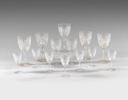 null 190- Crystal stemmed glass service part comprising : 5 water glasses, 2 wine...