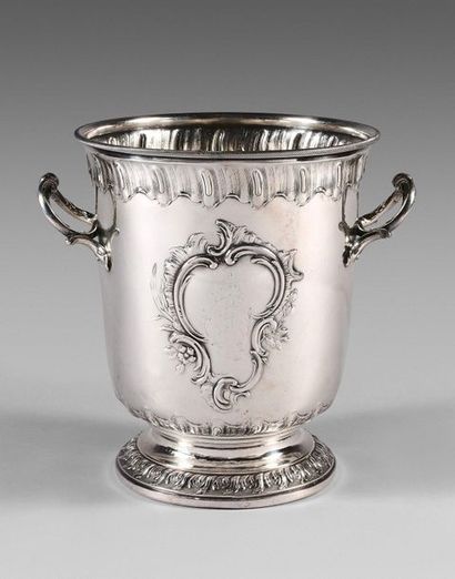 null 228- Seau à champagne en métal argenté de style Louis XV

H : 24 cm