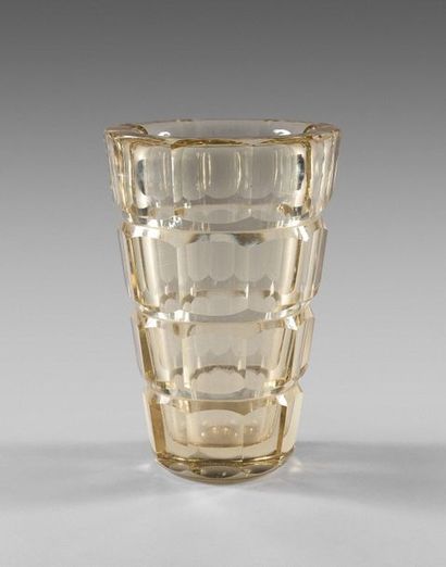 null 234- DAUM Nancy

Faceted yellow crystal vase

(4 shocks to the collar)

H: 20...