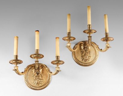  31- Paire d'appliques à trois lumières en bronze doré à décor de mascarons 
Style...