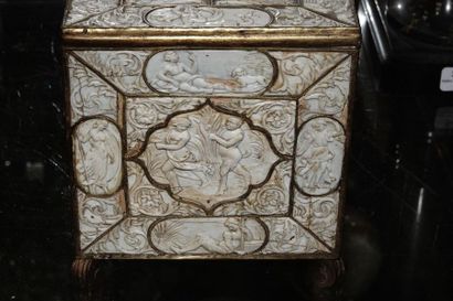  38- Rare coffret en cuivre orné de plaques d’ivoire illustrant des scènes mythologiques....