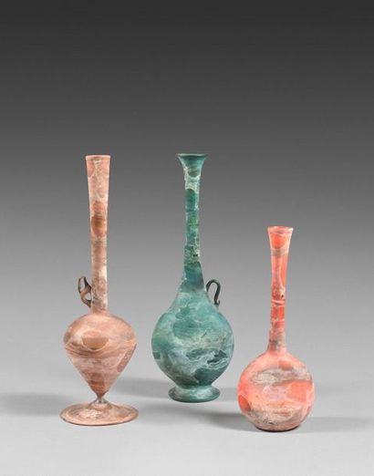 null 68- Trois vases à long col en verre

H : 27 cm, 35 cm et 36 cm