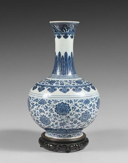 null 80- Bottle vase with long neck in blue-white porcelain, decorated with lotus...