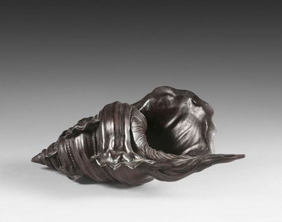 null 91- Large bronze okimono with brown patina in the shape of a conch
JAPANESE...