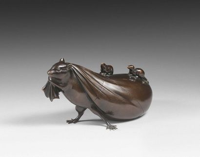 92- Bronze okimono representing a rat pulling...