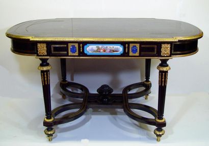 null Table de milieu
Epoque Napoléon III
Dim : 76 x 142 x 84 cm
