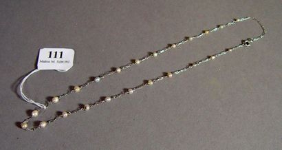 null 111- Collier d'enfant en or gris et perles

Pds : 2 g