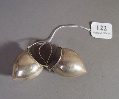 null 122- Paire de pendants d'oreilles à décor de paniers