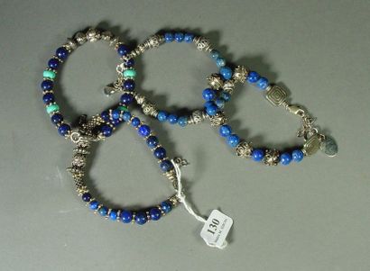 null 130- Lot de quatre bracelets de perles bleues fantaisie