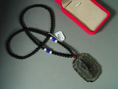 null 134- Collier de perles noires et son pendentif en verre à décor de samouraï