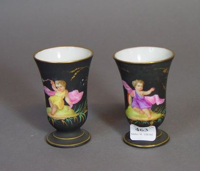 null 463- Paire de vases en porcelaine à décor d'enfants

H : 8 cm