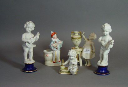 null 465- Lot comprenant : 

paire de statues ''Enfants musiciens'' (17 cm) et ''Petit...