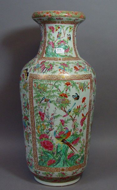 null 474- Vase en porcelaine de Canton à décor de fleurs et oiseaux et papillons

H...