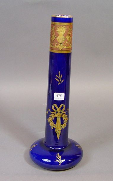 null 475- Vase à long col en porcelaine bleue et or

(égrenure au col)

H : 32 c...