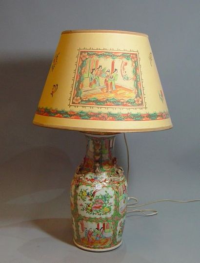 null 477- Vase en porcelaine de Canton monté en lampe

H : 45 cm