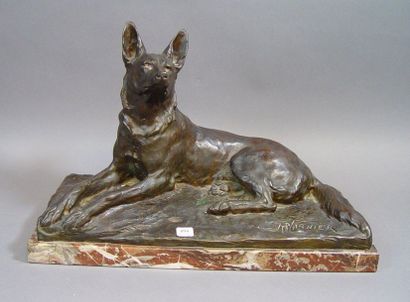 null 494- LARNIER

''Chien de garde''

Bronze signé sur la base

Socle en marbre

28...