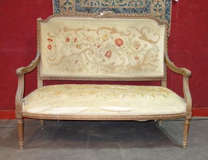 null 557- Canapé en bois sculpté

Style Louis XVI

(accidents et manques)