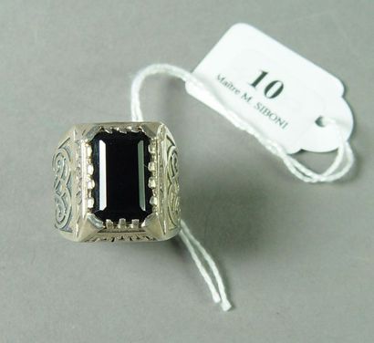 null 10- Silver ring with onyx