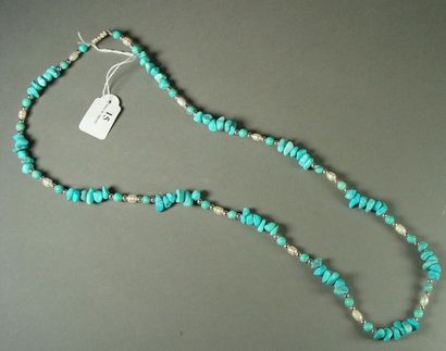 null 15- Sautoir de perles d'eau douce et turquoises
Longueur : 76 cm