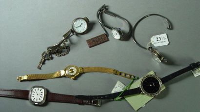 null 23- Six montres bracelets de dame dont 4 en argent