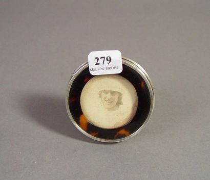 null 279- Cadre photo en argent anglais et écaille

Diamètre : 6 cm