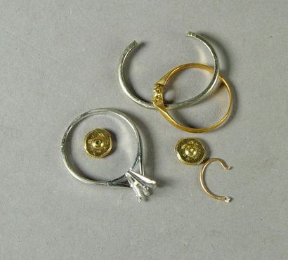 null 35- Débris d'or : montures de bagues, fermoirs de boucles d'oreilles

Pds :...