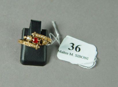 null 36- Bague en or jaune sertie d'une pierre rouge et de perles

(manque une p...