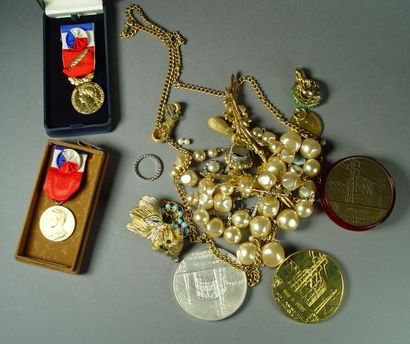 null 37- Lot of costume jewelry: necklaces, brooches, medals and miscellaneous