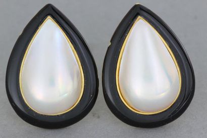 null 40- Pair of gold earrings ''drops'' set with pearls surrounded by onyx

Weight:...
