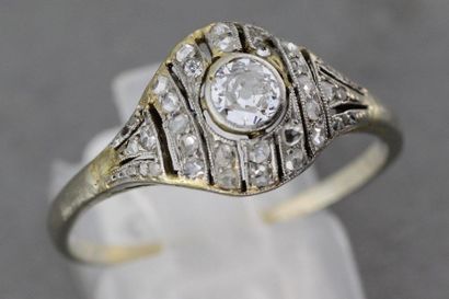 null 41- Bague 1920 en or ornée d'un diamant central épaulé de diamants

Tour de...