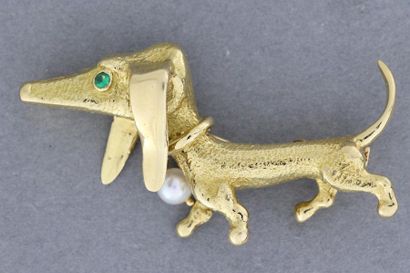 null 43- Gold brooch styling a dachshund

The eye is set with an emerald, the necklace...