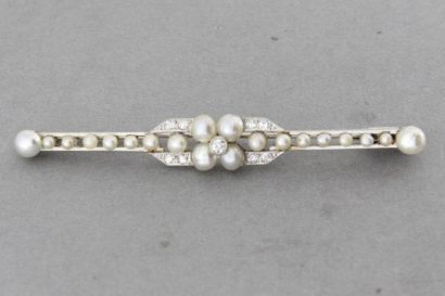 null 44- Platinum bar set with fine pearls and diamonds

Length: 6.5 cm

Weight:...