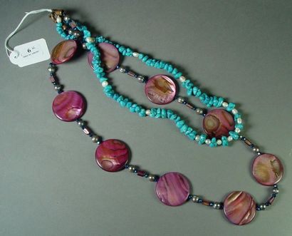 null 6- Collier de perles d'eau douce et turquoises
On y joint un collier de perles...