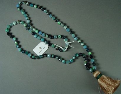 null 8- Long necklace of glass paste beads