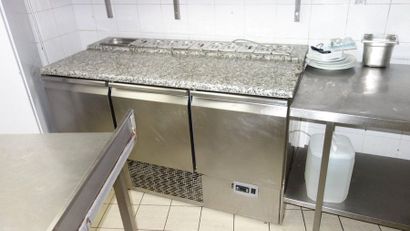 null Saladette trois portes en inox