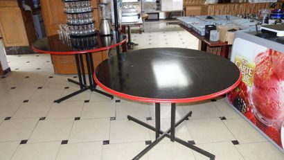 null 									
33- 14 tables 70 x 70 cm, 
			
2 tables rondes et 1 table ronde b...