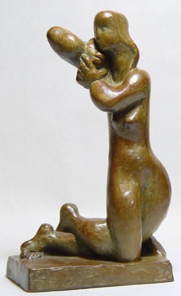 CSAKY (1888-1971) "Femme agenouillée" Sculpture en bronze à patine mordorée, numérotée...