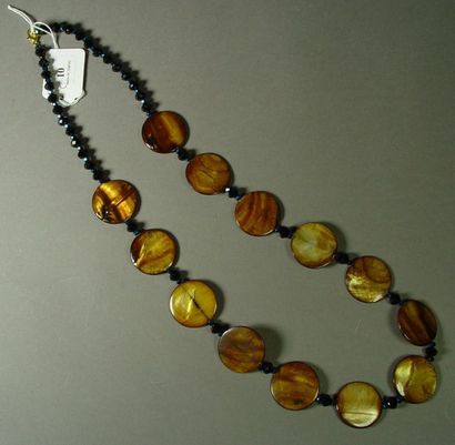 null 10- Long necklace in brown mother-of-pearl with gold-coloured decoration

Length:...