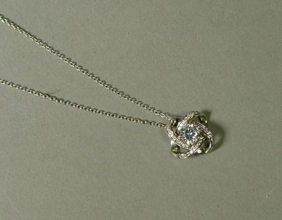 null 24- Silver chain and its silver pendant decorated with a white stone

Length:...